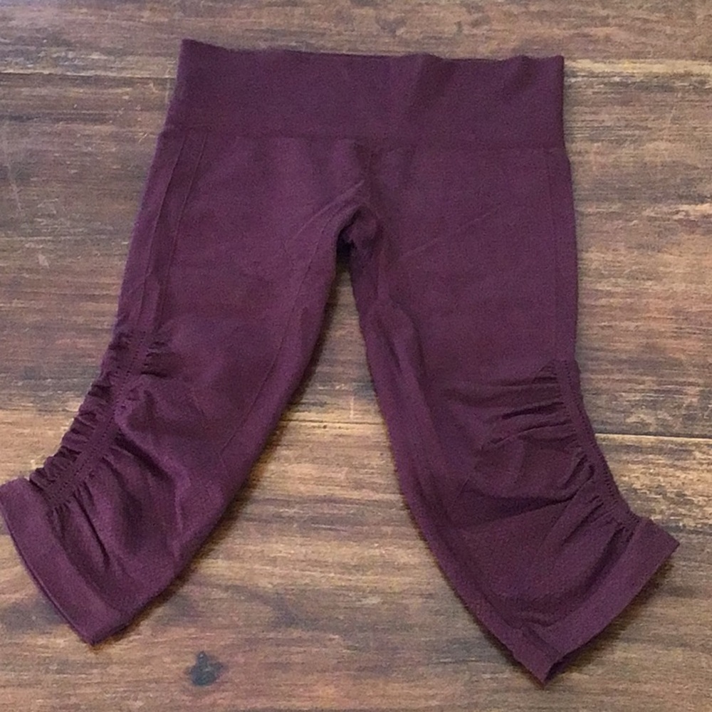 Lululemon purple capri leggings